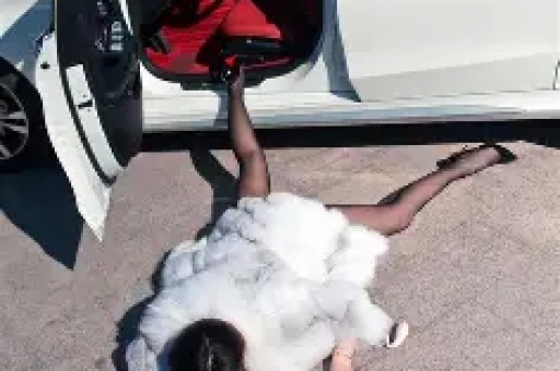 两女子被关猪笼游街警方出警带走调查发现是网红PK输了