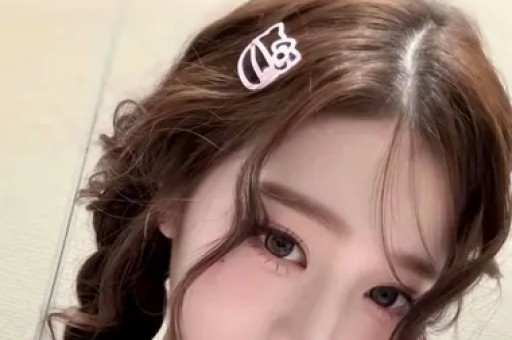 23号：张佳宁路透曝光！肚大如箩携助理现身咖啡馆走路外八孕味十足